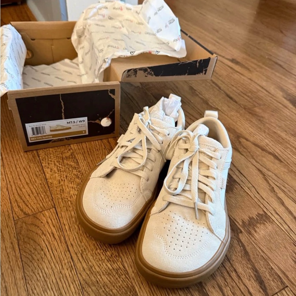 Classic Low-Top Sneakers in Cream with Gum Sole